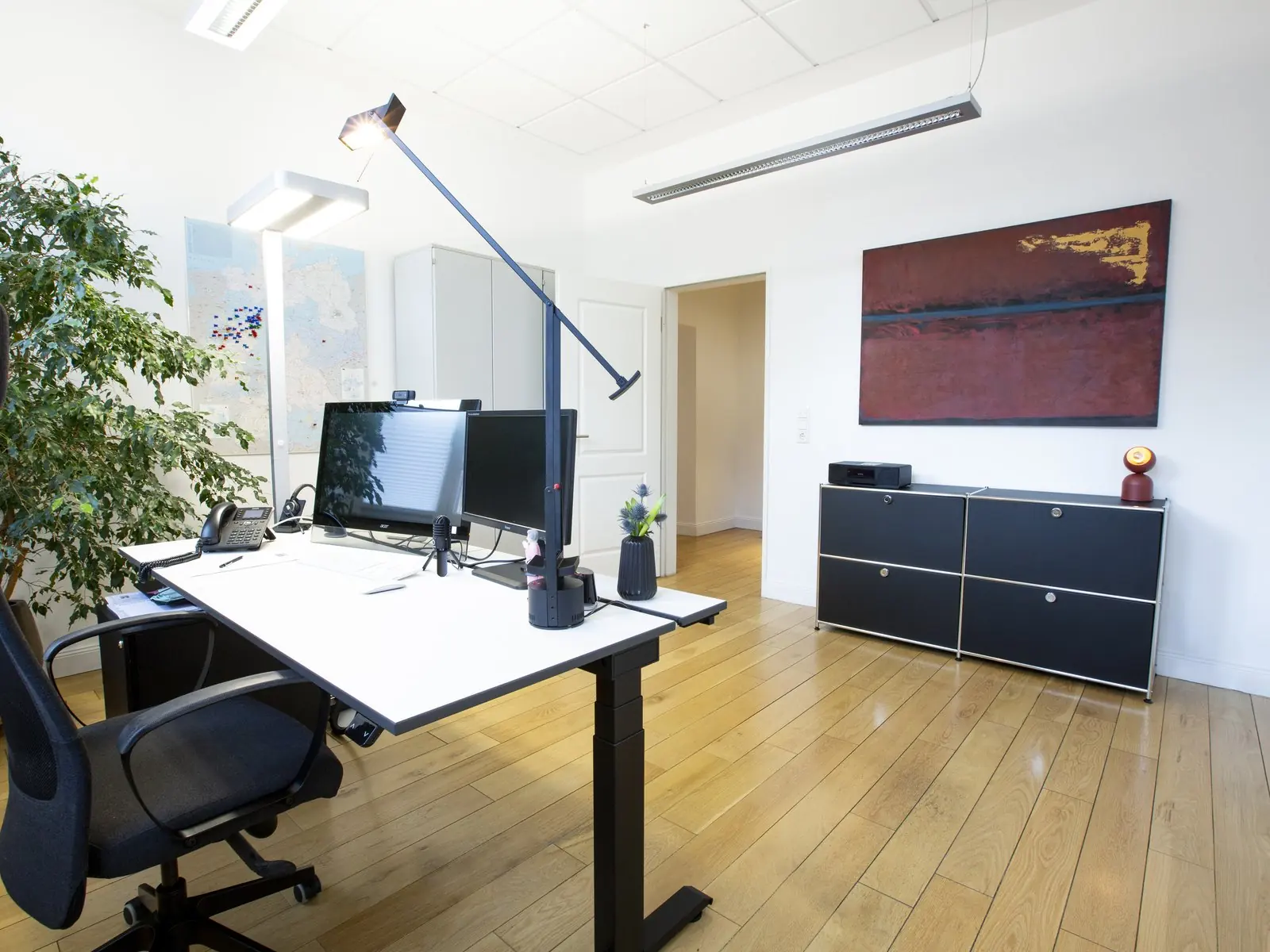 Workstation with two screens at the Lippstadt office
