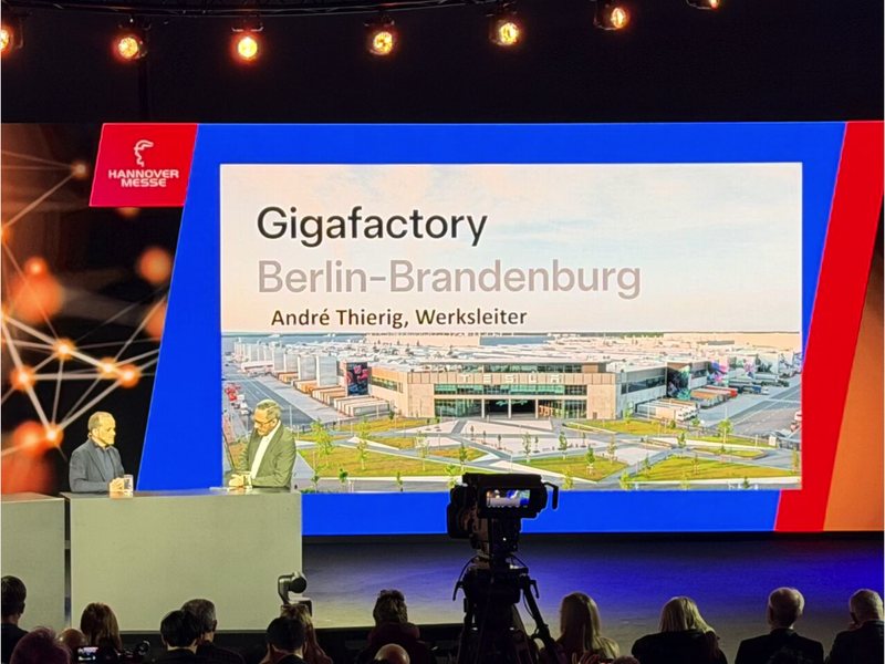 Bühne der Hannover Messe mit dem Werksleiter der Tesla Gigafactory